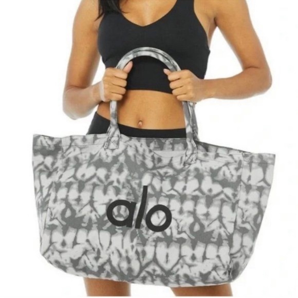 NWT ALO YOGA Shopper Tote in Grey Tie Dye. One Size - Picture 2 of 9